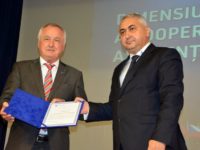 Rectorul USV, Valentin Popa, a oferit preşedintelui regiunii Schwaben, Jurgen Reichert, Diploma de excelenţă a USV