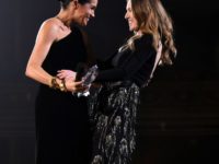 Clare Waight Keller, desemnată cel mai bun stilist britanic şi premiată de Meghan Markle