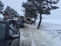 Nouă persoane rănite după ce un microbuz în care se aflau 20 de pasageri a ajuns într-un şanţ