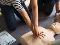 Peste 5.000 de elevi vor învăţa să acorde primul ajutor, împreună cu Fundaţia Egger şi Crucea Roşie