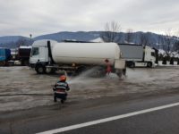 Traficul rutier pe DN 17 şi pe calea ferată a fost reluat după ce a fost oprit aproape cinci ore