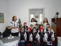 Copilaşii de la Şcoala Primară „Sfântul Ioan cel Nou de la Suceava” au colindat redacţia „Crai nou”