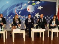 Evenimentul s-a axat pe continuarea reformelor şi modernizării Ucrainei în condiţiile posibilelor schimbări la vârful puterii politice de la Kiev