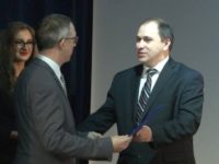 Olivier Bouriaud primind o distincţie din partea prorectorului USV Mihai Dimian