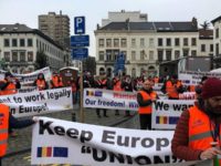 150 de transportatori suceveni au închiriat un avion pentru a protesta la Bruxelles faţă de Pachetul de Mobilitate 1