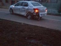 Un adolescent din Rădăuţi a reuşit să fugă după ce a acroşat un vehicul şi a tamponat o maşină a Poliţiei, rănind uşor un poliţist