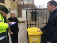 Pubelele pentru adunarea deşeurilor de la cele 5.800 de locuinţe la curte sunt înlocuite