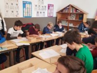 „Tabăra din pridvorul satului”