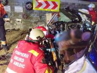 Un tânăr în vârstă de 28 de ani s-a înfipt cu bolidul în zid pe când gonea cu 140 km/h