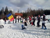 Sezonul de iarnă la Vatra Dornei, încheiat cu horă şi paradă a portului tradiţional, pe schiuri