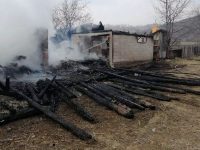 Un foc făcut pentru arderea vegetaţiei uscate a declanşat un puternic incendiu