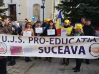 Protest al cadrelor didactice în faţa Prefecturii Suceava
