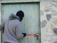 Doi hoţi, care au dat mai multe spargeri în locuinţe din Suceava, furând bani şi bijuterii de circa 300.000 de lei, arestaţi preventive