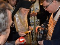 După ce Lumina Sfântă a ajuns la Suceava, a fost preluată de ÎPS Pimen care a oferit-o preoţilor spre a o distribui în judeţele Suceava, Neamţ, Botoşani şi în regiunea Cernăuţi