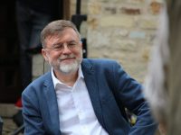 Cărţi poştale cu Teatrul „Matei Vişniec”, lansate chiar de dramaturgul al cărui nume îl poartă instituţia suceveană 