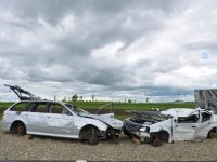 Hoţii au furat roţile maşinilor folosite ca decor pe primul metru de autostradă din Moldova