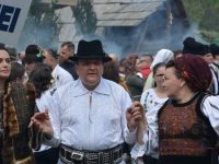„Să iubim, tineri dragi, autenticul şi straiul popular”
