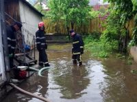 Un subsol şi o curte din Vatra Dornei, inundate de fiecare dată când plouă
