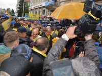 Mii de suceveni au înfruntat frigul şi ploaia şi au participat la mitingul PNL din Suceava