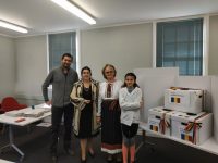 Suceveni îmbrăcaţi în costum popular bucovinean au votat la alegerile europarlamentare şi la referendum în Noua Zeelandă