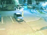 Imaginile în care trei tineri au fost surprinşi vandalizând coşuri de gunoi, făcute publice