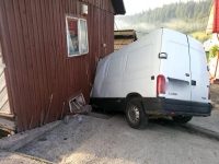 A adormit la volan şi s-a înfipt cu microbuzul în peretele unei case
