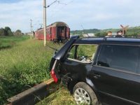 Autoturism acroşat de trenul Cacica-Suceava în localitatea Comăneşti