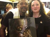 O pictură realizată de artistul plastic sucevean Paula Şalar pentru proiectul artistic „Eyes of Miles Davis”, oferită lui Eric Gales, care a concertat la Suceava în cadrul Suceava Blues Festival