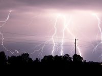 Doi bărbaţi au fost loviţi de trăsnet