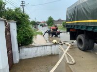 Gospodării inundate în urma ploilor torenţiale de ieri