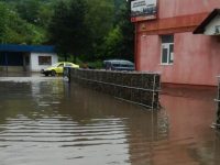 Străzi inundate şi trafic îngreunat în municipiul Suceava