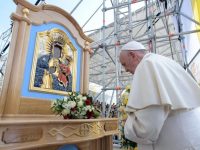 Papa Francisc rugându-se la icoana Maicii Domnului de la Basilica din Cacica
