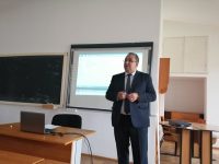 Fostul prefect Florin Sinescu a vorbit studenţilor despre rolul mass-media în modernizarea administraţiei publice