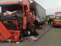 Coliziune dintre un tir şi un camion la Poiana Stampei