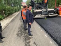 Continuă lucrările de reabilitare pe drumurile judeţene la Volovăţ, Stulpicani – Ostra, Straja – Brodina