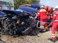 Impact violent între un autoturism şi un camion la ieşire din Fălticeni