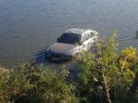 Un BMW scăpat de sub control a plonjat în iazul Şomuz
