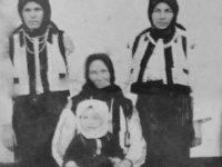 Surorile Leontina şi Ştefania împreună cu mama lor Ecaterina Broască şi nepoata acesteia Valeria