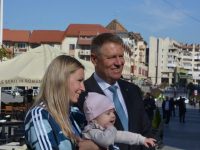 Preşedintele Klaus Iohannis s-a plimbat prin centrul Sucevei, a făcut poze cu sucevenii şi a purtat scurte discuţii cu aceştia, dar şi cu copii de grădiniţă