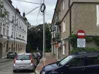 Locatarii unui bloc de pe strada Libertăţii din Suceava sunt nemulţumiţi de proiectul CL de a transforma strada în parcare