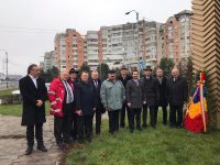 Social-democraţii suceveni au depus coroane de flori la monumentul Unirii Bucovinei cu Patria Mamă