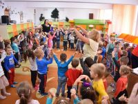 Cercetători ai USV au studiat cât de mult contează asupra copiilor îmbrăcămintea educatoarei la clasă