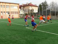 La Fălticeni a fost inaugurat un nou teren de sport multifuncţional, cu gazon sintetic şi nocturnă