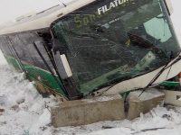 Un autobuz a intrat într-un cap de pod