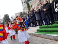 Premierul Ludovic Orban, după ce a asistat la parada obiceiurilor de iarnă de la Suceava: Niciodată nu am mai văzut aşa ceva !