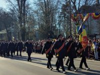 Sucevenii au ieşit „în păr” la parada de Ziua Naţională