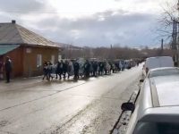 Sute de locuitori ai satului Liteni, comuna Moara – la înmormântarea lui George Paraşteac