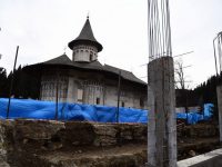 Lucrări de construcţie la zidul de incintă al Mănăstirii Voroneţ