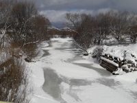 Podeţele provizorii din Broşteni favorizează aglomerările de sloiuri care pun „sub presiune malurile şi infrastructura locală”