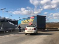 Circulaţie îngreunată în sensul giratoriu de la Zidul Morţii